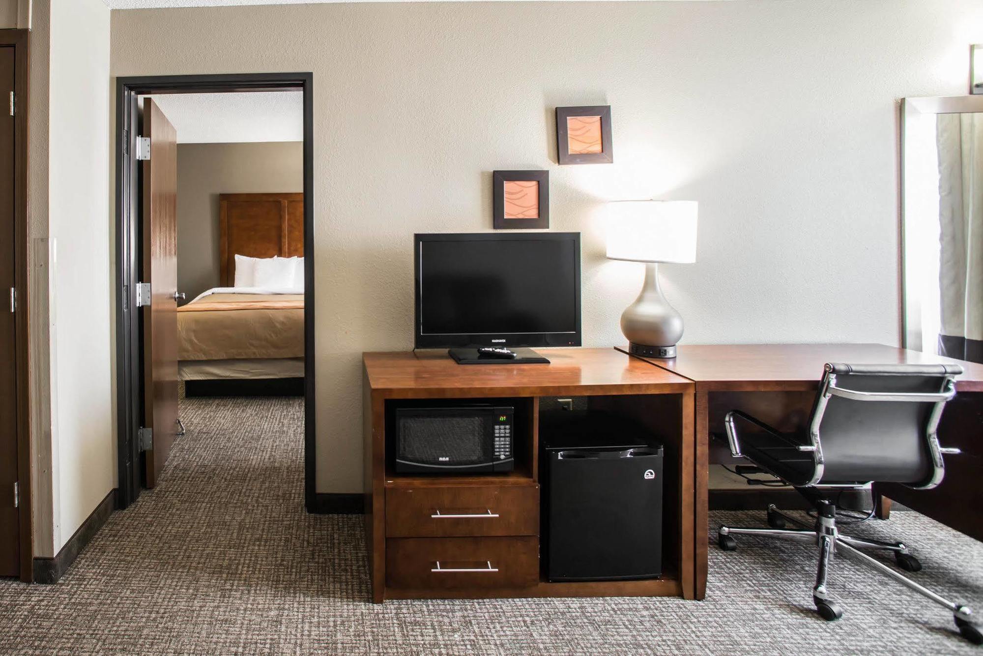 Comfort Inn & Suites St Louis-เฮเซลวูด ภายนอก รูปภาพ