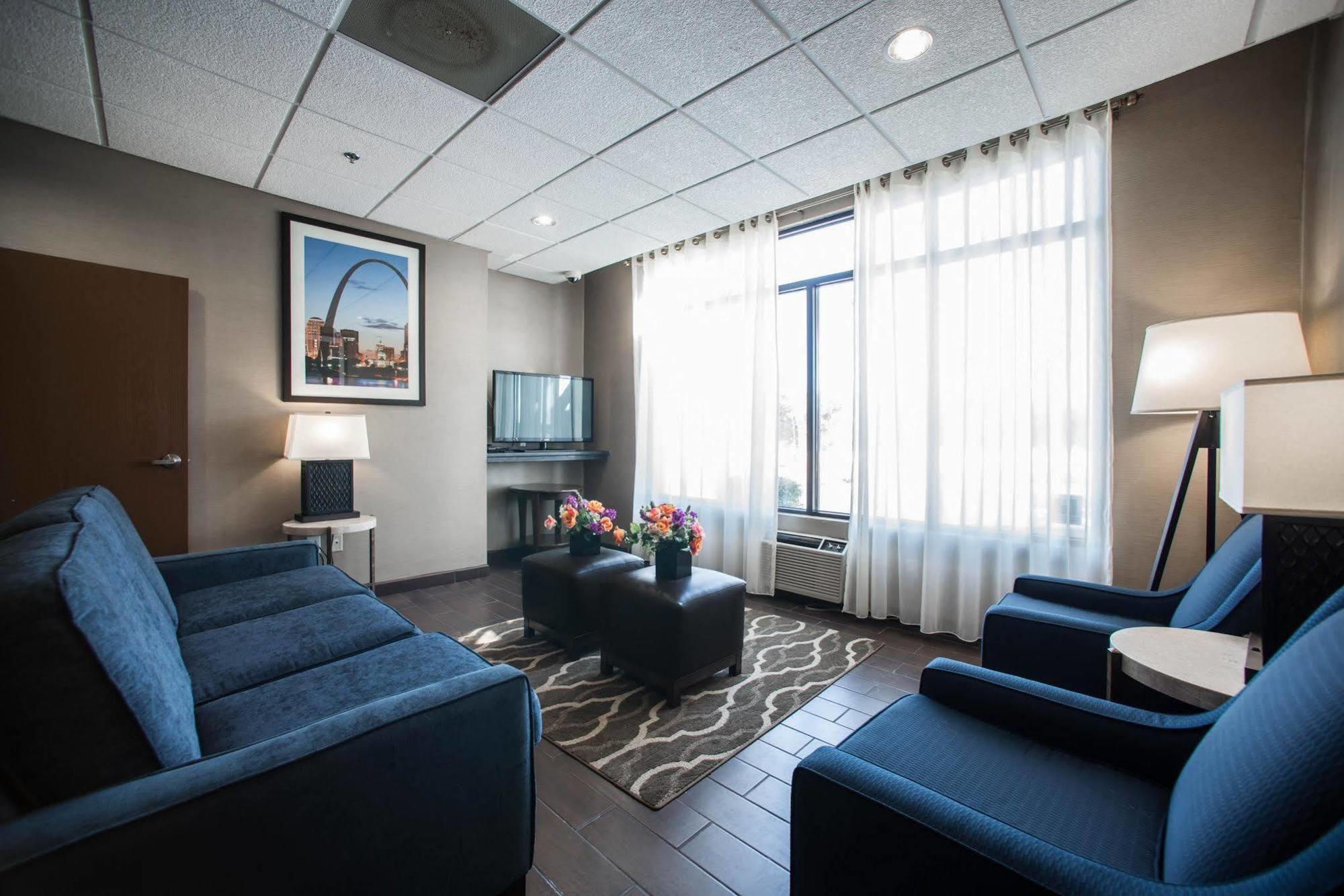 Comfort Inn & Suites St Louis-เฮเซลวูด ภายนอก รูปภาพ